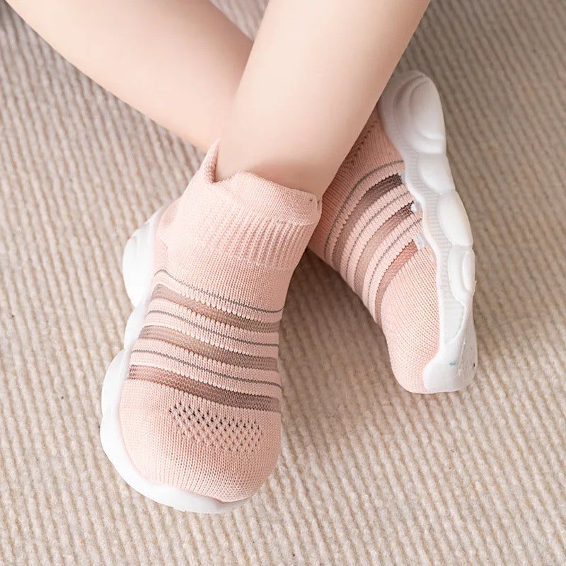 Zapatos antideslizantes con suela de goma.